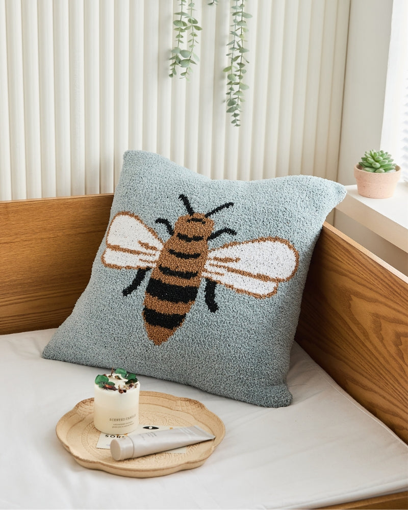 Coussin bleu ciel avec un motif d'abeille en Pilou