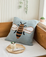 Coussin bleu ciel avec un motif d'abeille en Pilou