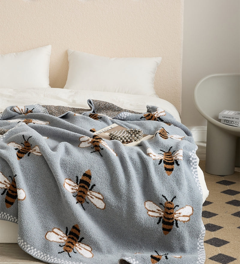 Couverture douce bleu ciel avec motifs d'abeilles