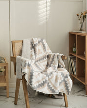 Couverture à motifs ethniques en matière moumoute