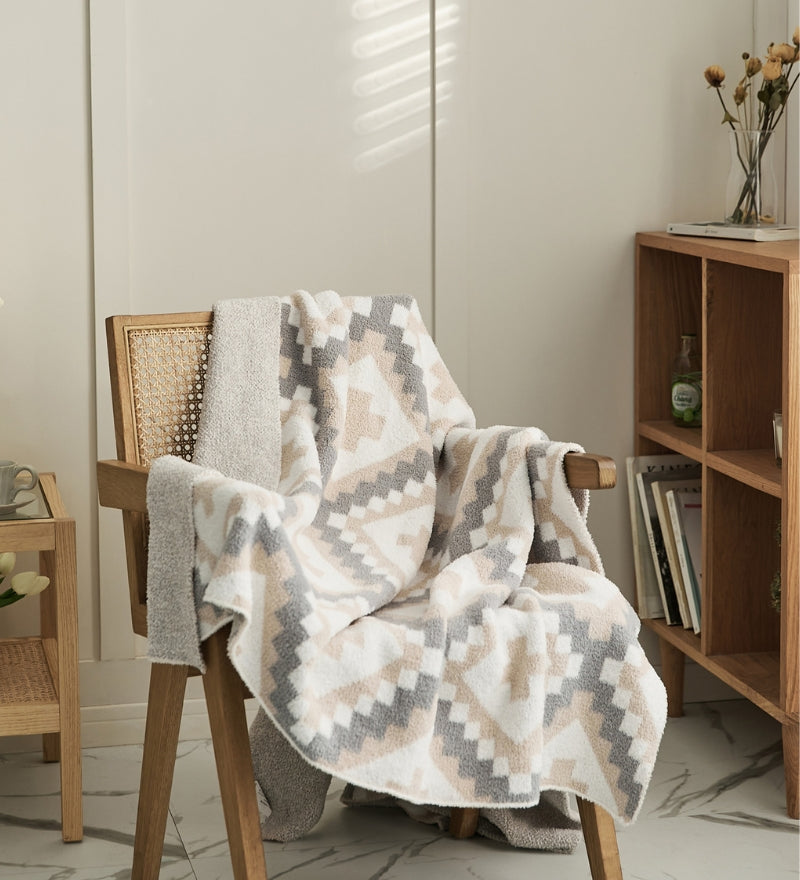 Couverture à motifs ethniques en matière moumoute