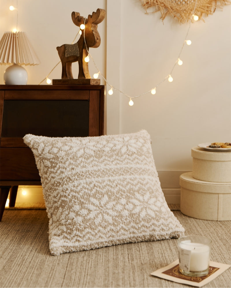 Oreiller beige et blanc très doux sur le thème de Noël 