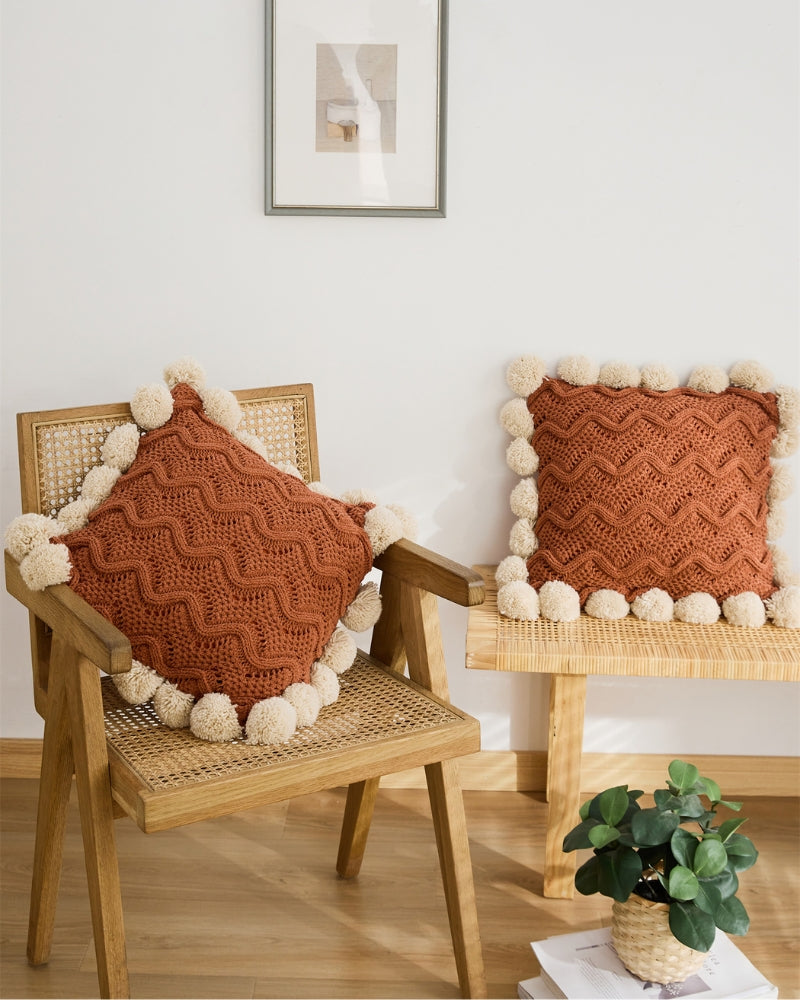 Oreiller avec pompons en matière peluche