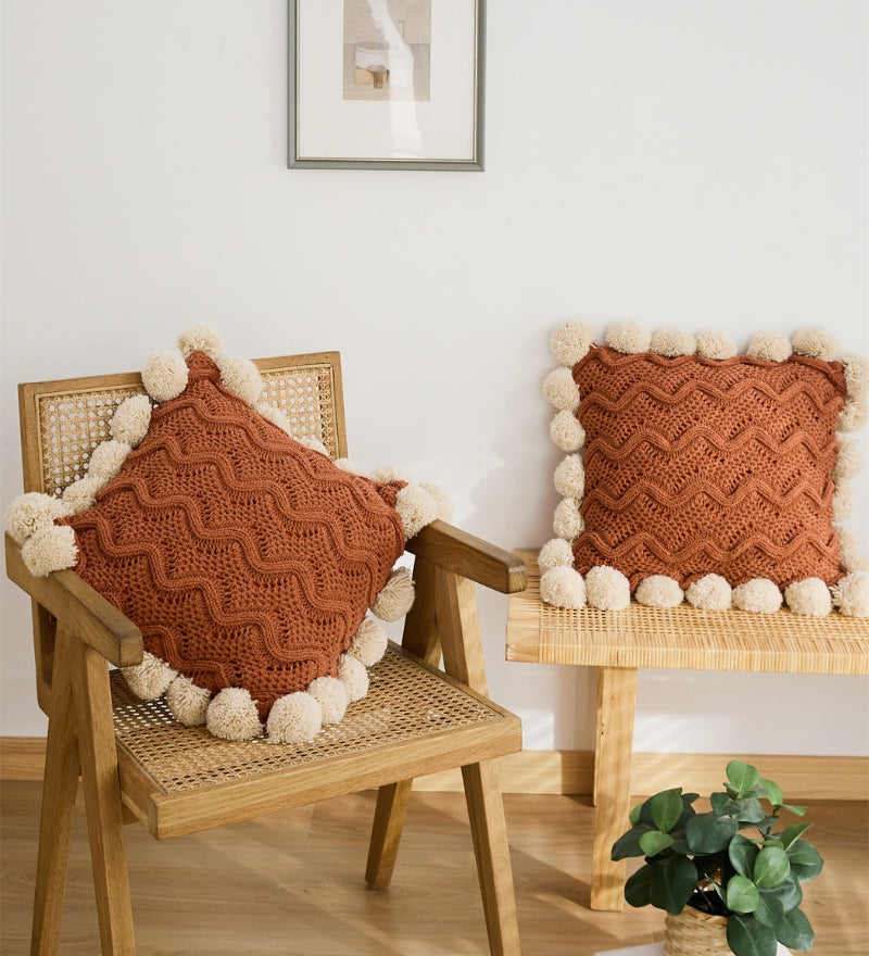 Oreiller avec pompons en matière peluche
