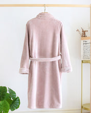 Peignoir doux de couleur rose pour femme