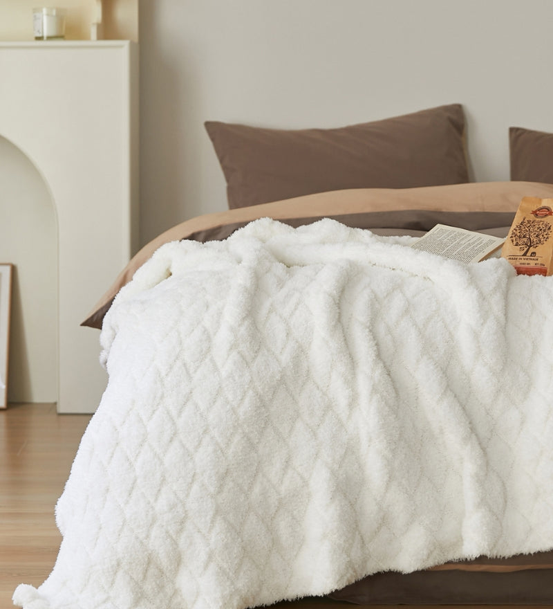 Plaid de couleur blanche en matière très douce
