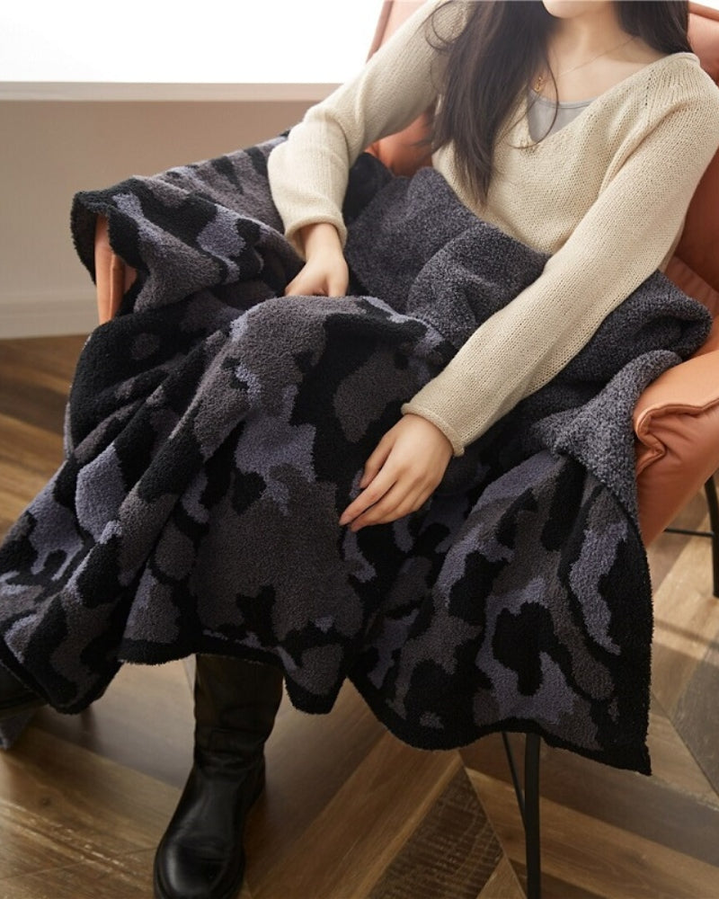 Plaid noir en matière en fourrure synthétique