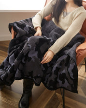 Plaid noir en matière en fourrure synthétique