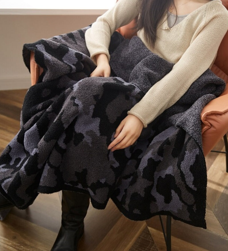 Plaid noir en matière en fourrure synthétique