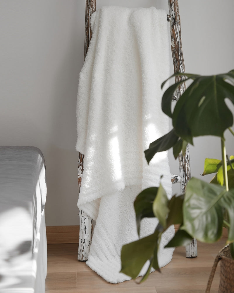 Plaid imitation fourrure de couleur blanche