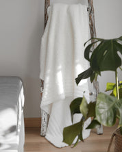 Plaid imitation fourrure de couleur blanche