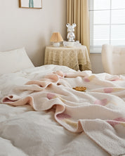 Plaid matelassé rose pâle à motif