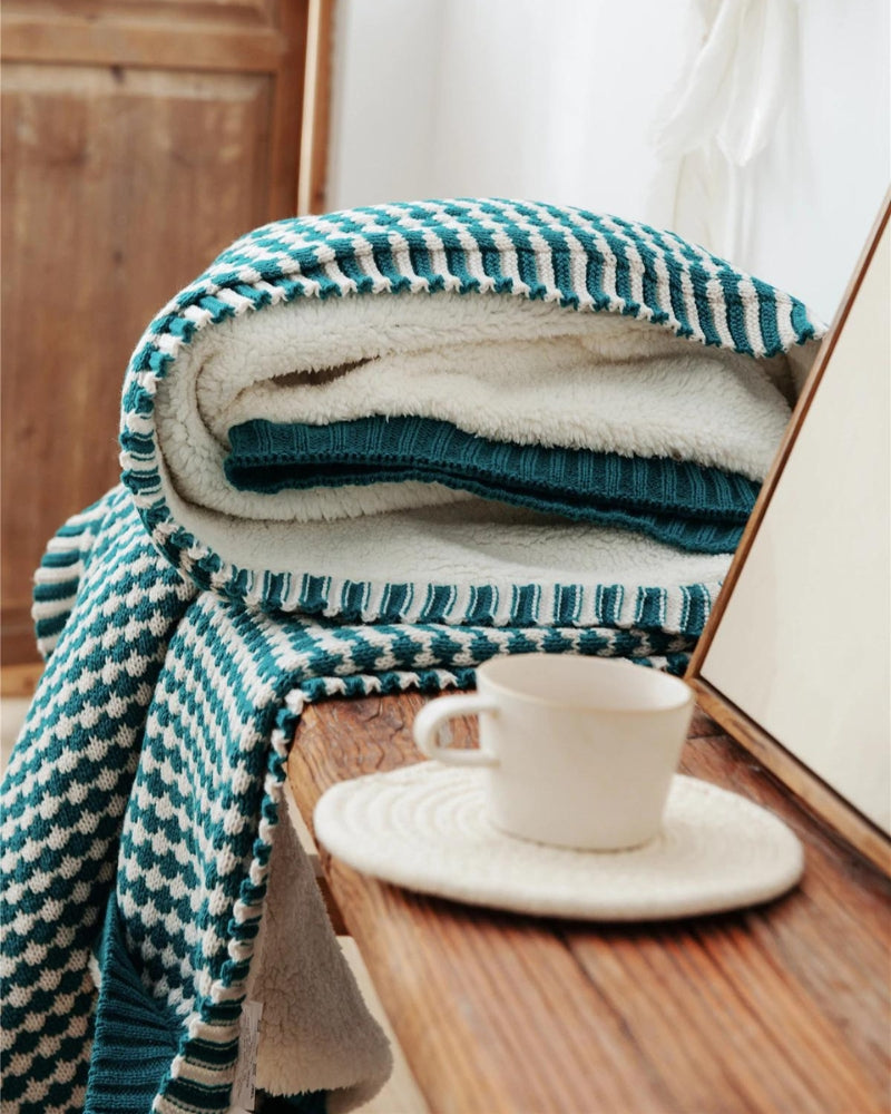 Plaid vert à carreaux en matière peluche