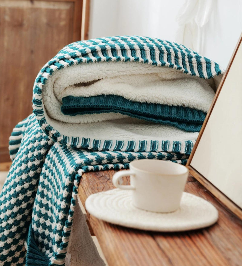 Plaid vert à carreaux en matière peluche