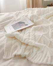 Plaid en matière polaire de couleur blanche