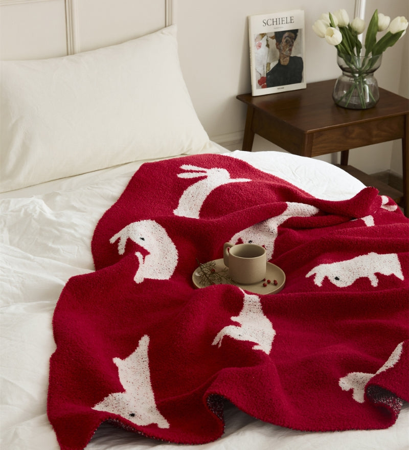Plaid rouge en matière polaire avec des motifs d'animaux