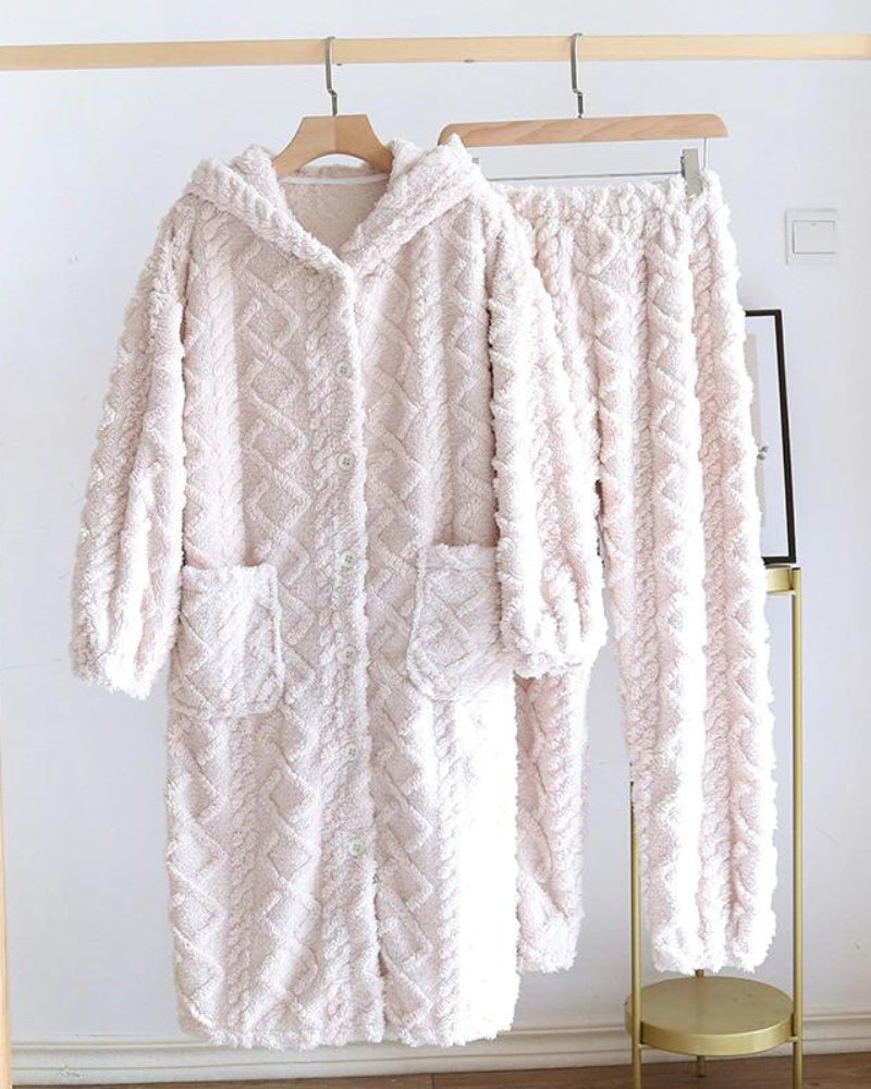 Une robe de chambre blanche en Pilou pour femme