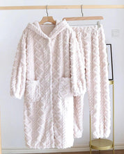 Une robe de chambre blanche en Pilou pour femme