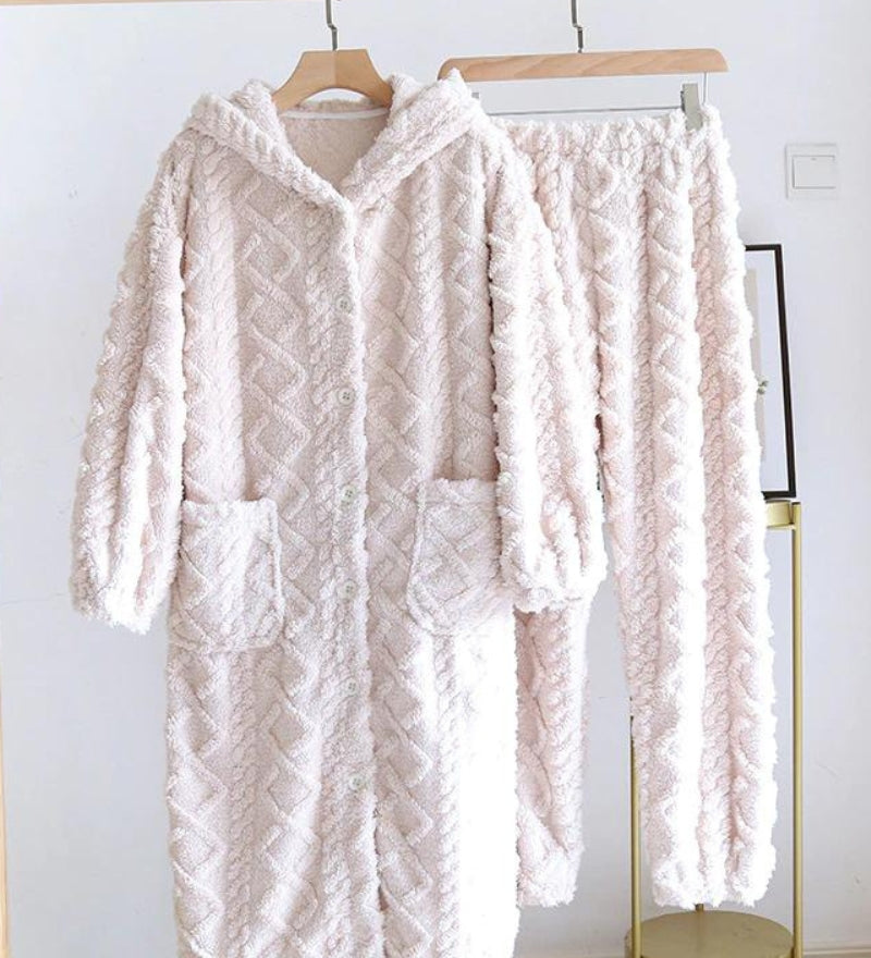 Une robe de chambre blanche en Pilou pour femme